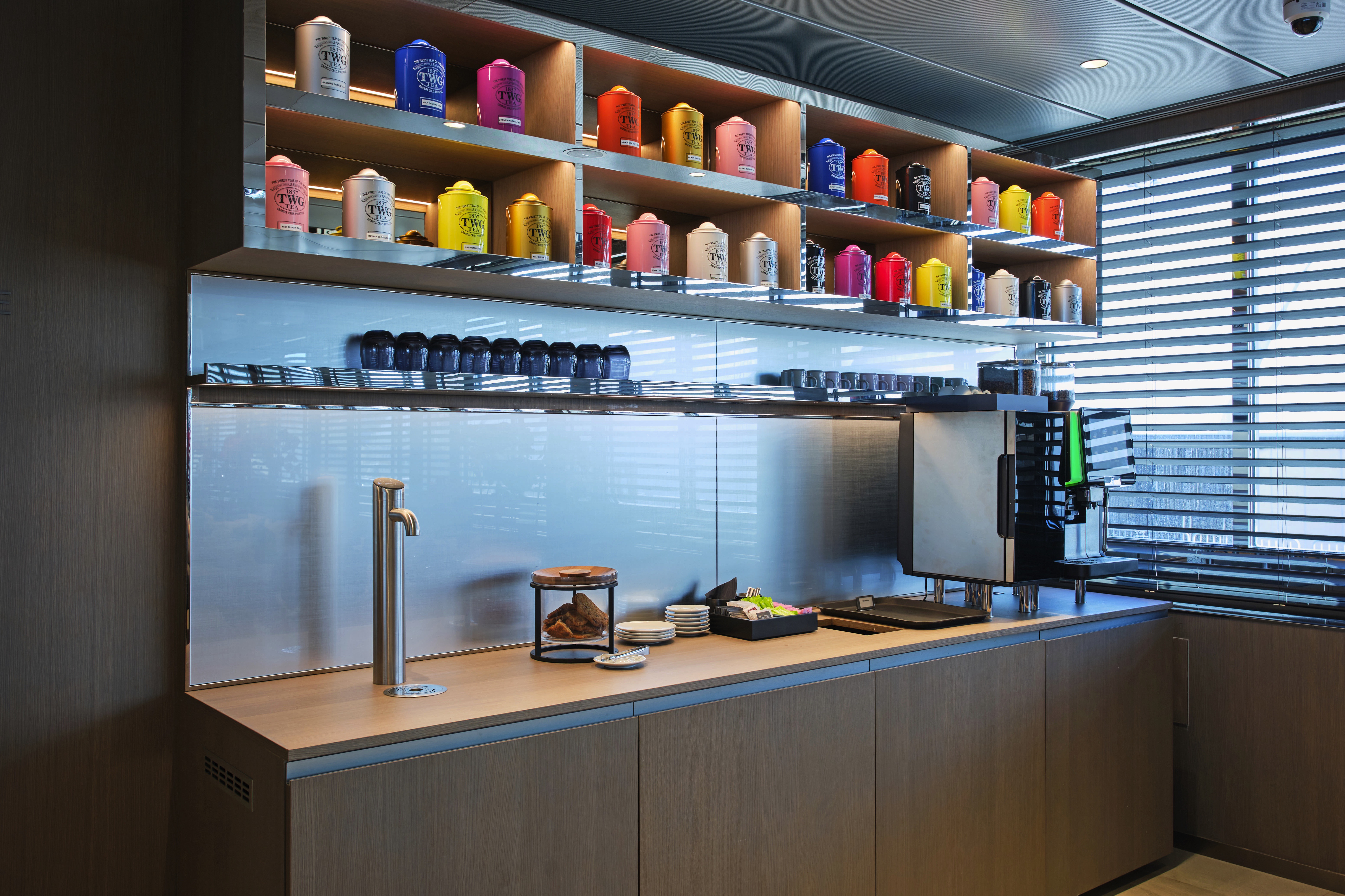 Emerald Sakara - Amici Bar & Lounge